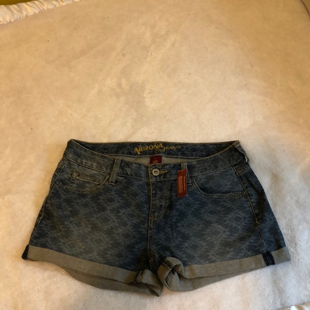 Pattern shorts, Arizona brand. Size 5, brand new.